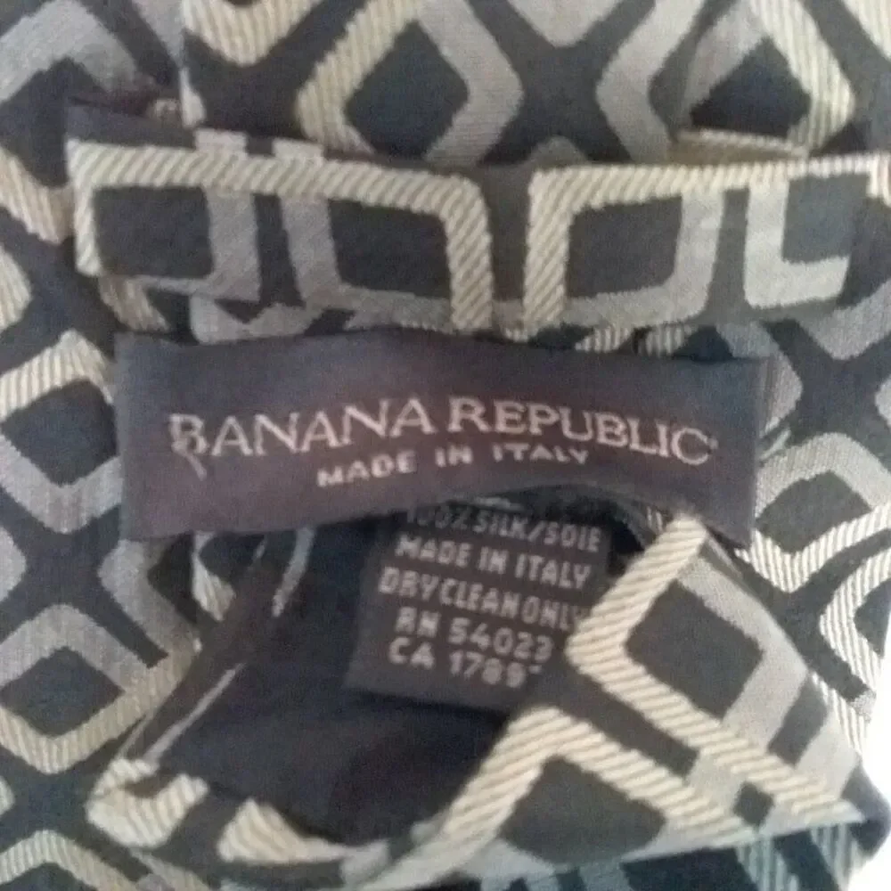 Banana Republic Silk Tie Flat Black Neutral Chain Link Design 3D Effect